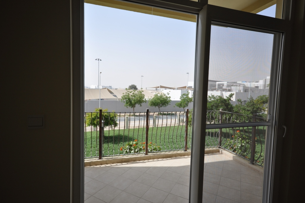 Bright &amp; Spacious Villa | Landscaped Garden | 2 Bed + Study | Near Park and Pool